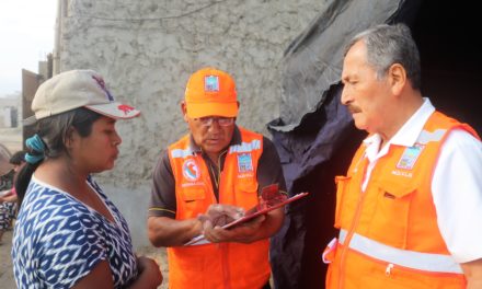 Entregan ayuda a familia afectada por oleajes en La Bocana