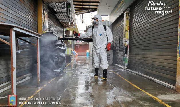 Desinfectan calles y mercados en Víctor Larco