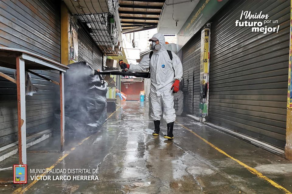 Desinfectan calles y mercados en Víctor Larco