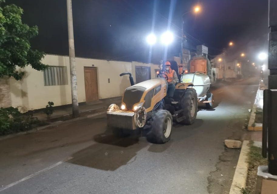 Desinfeccción de calles y avenidas en todo Víctor Larco continúa