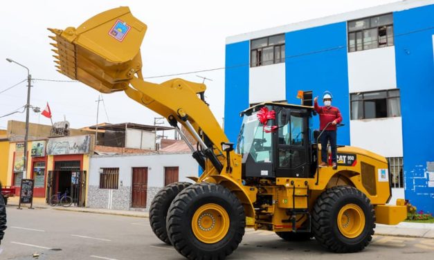 Alcalde César Juárez entrega moderno cargador frontal para reforzar limpieza