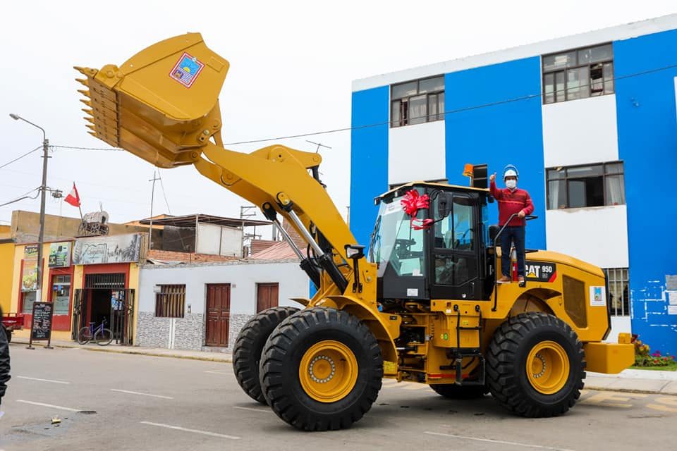 Alcalde César Juárez entrega moderno cargador frontal para reforzar limpieza