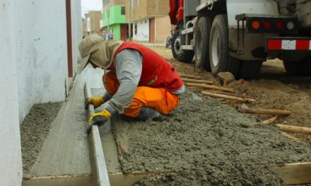 Avanza construcción de veredas en Los Rosales de San Luis