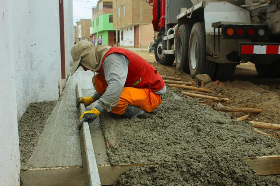 Avanza construcción de veredas en Los Rosales de San Luis