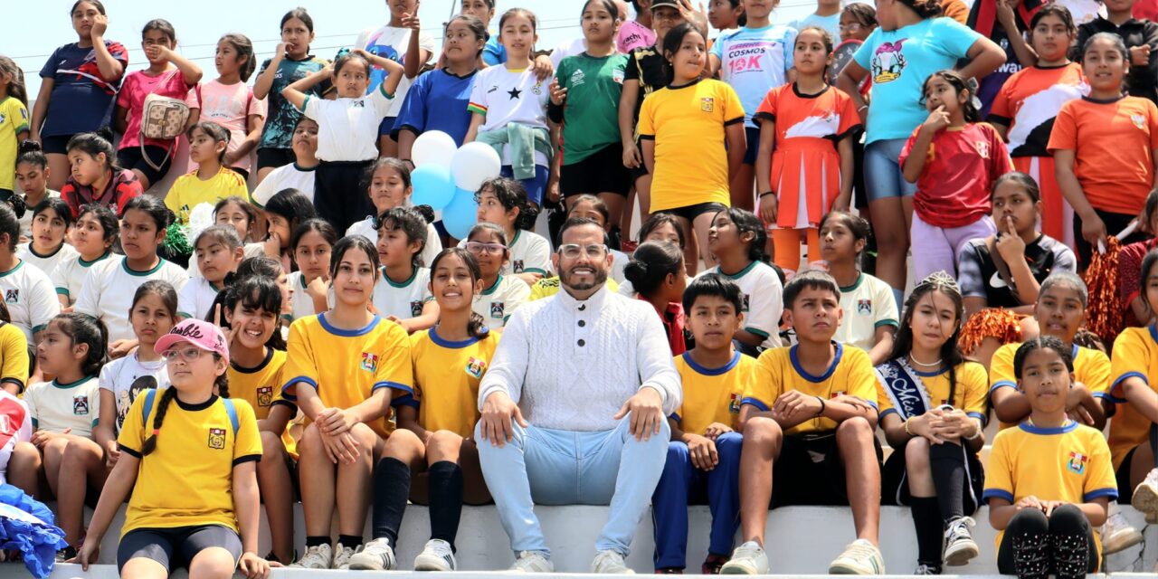 ALCALDE CLEMENT LOGRA PRIMERA ESCUELA MUNICIPAL DE VOLEY EN VÍCTOR LARCO