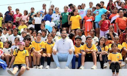 ALCALDE CLEMENT LOGRA PRIMERA ESCUELA MUNICIPAL DE VOLEY EN VÍCTOR LARCO