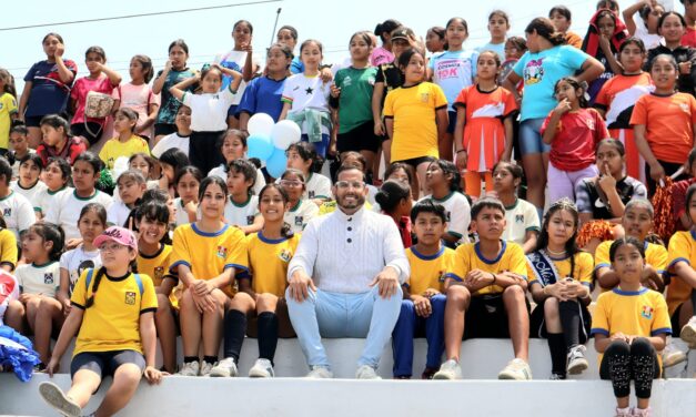 ALCALDE CLEMENT LOGRA PRIMERA ESCUELA MUNICIPAL DE VOLEY EN VÍCTOR LARCO