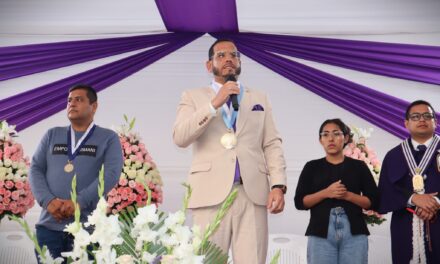 ALCALDE CLEMENT RECIBE AL SEÑOR DE LOS MILAGROS EN SU PRIMERA VISITA AL DISTRITO DE VICTOR LARCO