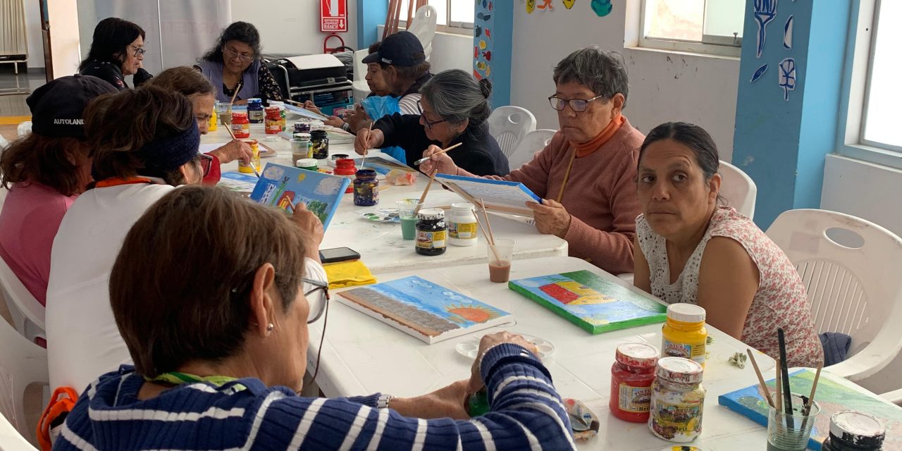 Continúan clases de arteterapia para adultos mayores del CIAM